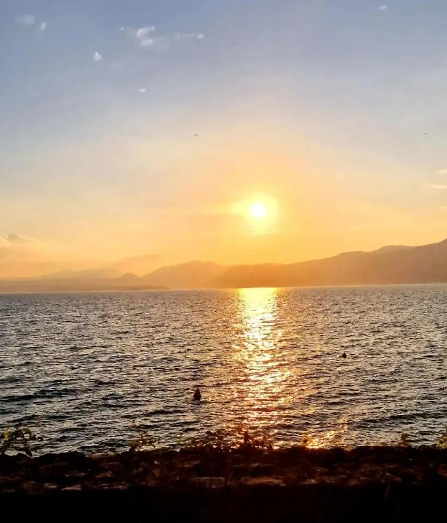 Di Fronte Al Lago Peschiera del Garda 0*,  Olaszország